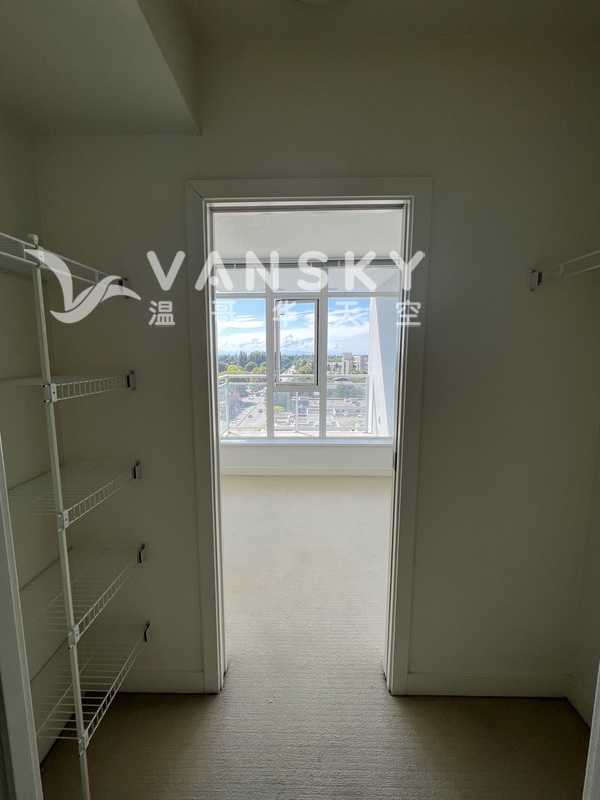 列治文中心  一卧室高层空調公寓附傢俱出租 