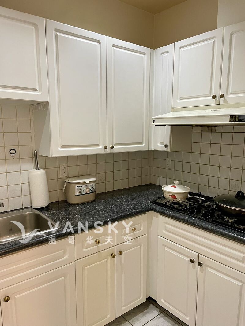 本拿比市中心天车站附近独立两房套房