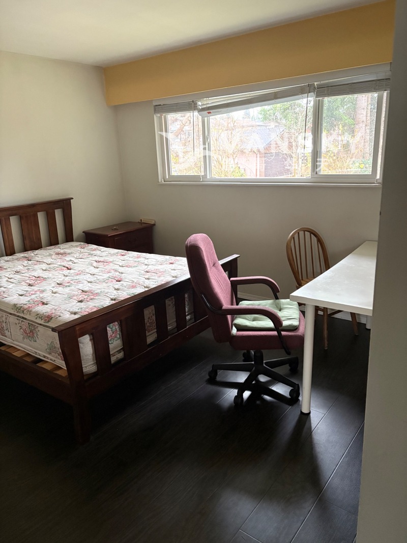 近丽晶 BCIT MOSCROP高中独立HOUSE二楼主卧和一个单房出租 