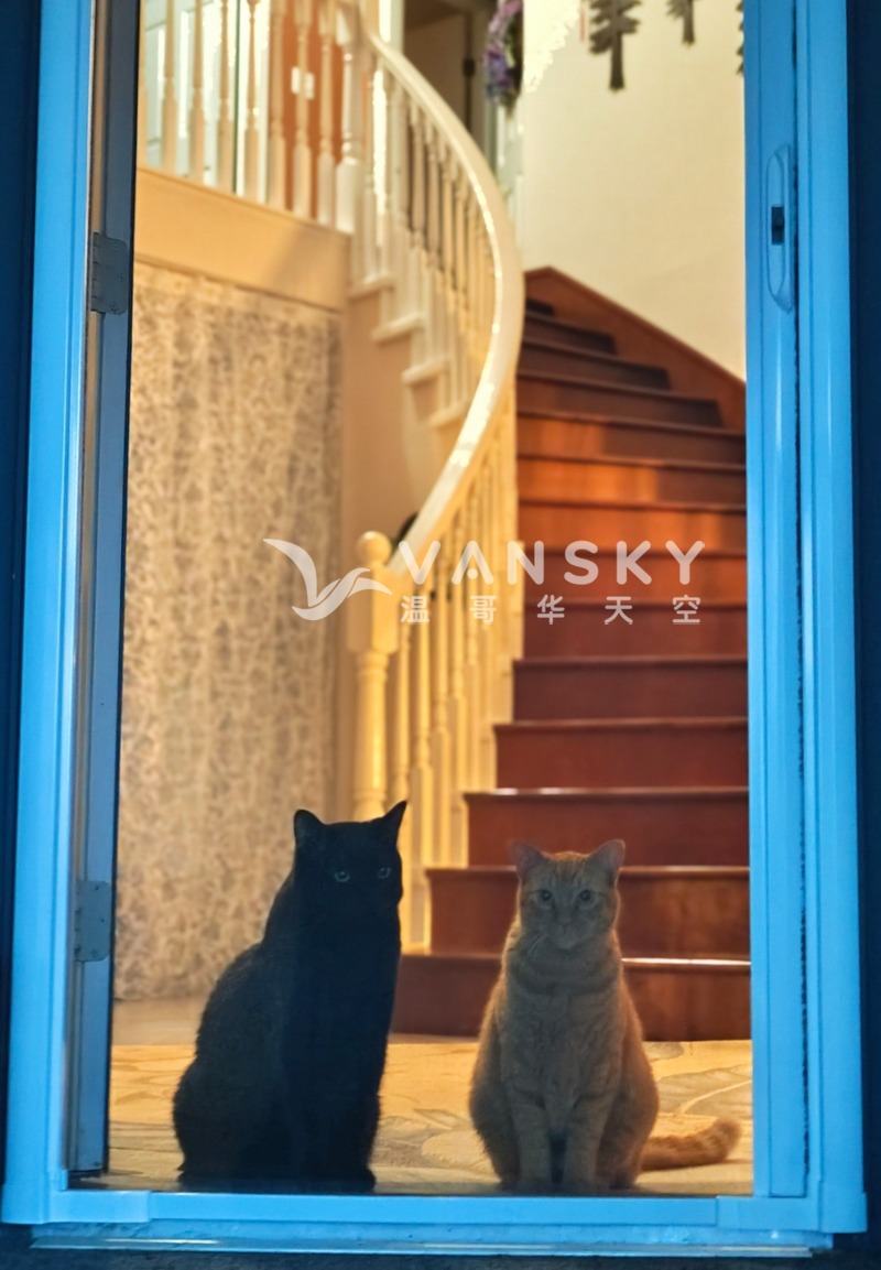 Coquitlam的一个独立屋的三楼房间