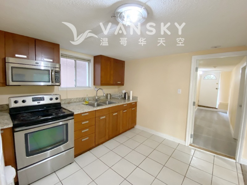 温西Point Grey区安静内街独立屋主层两房一厅一卫一厨一洗衣房+一车库出租