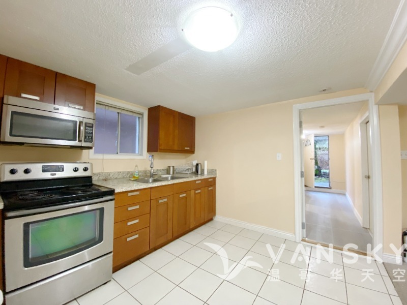 温西Point Grey区内街独立屋一层两房一厅一卫一厨一洗衣房以及一车库出租