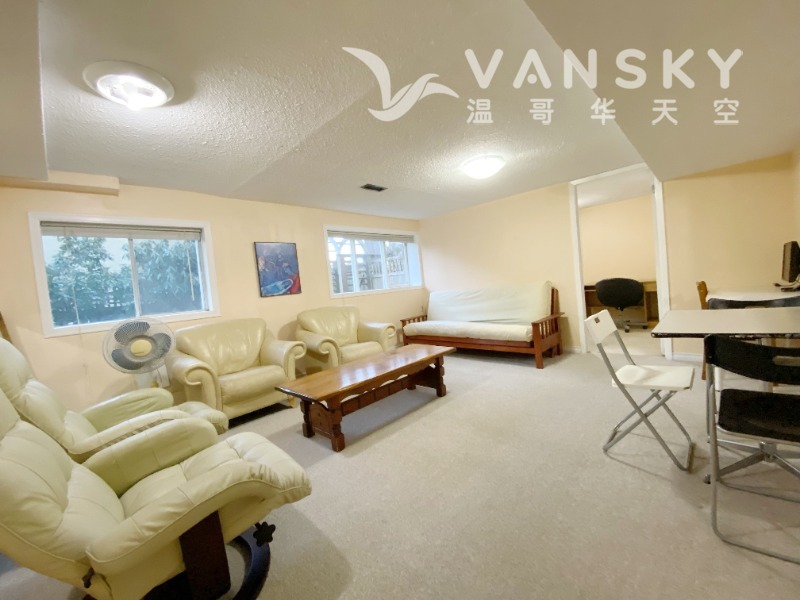 温西Point Grey区安静内街独立屋主层两房一厅一卫一厨一洗衣房一车库出租