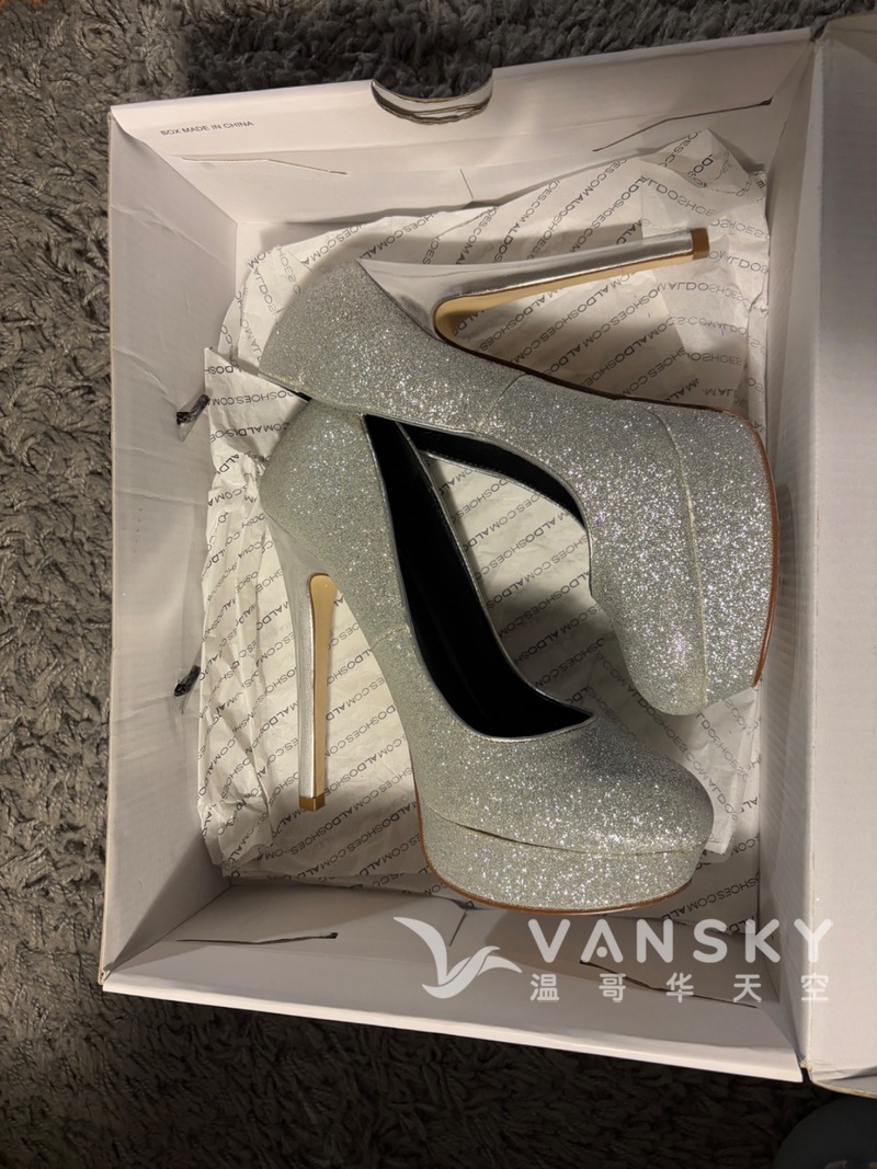 只穿过一次的高跟鞋