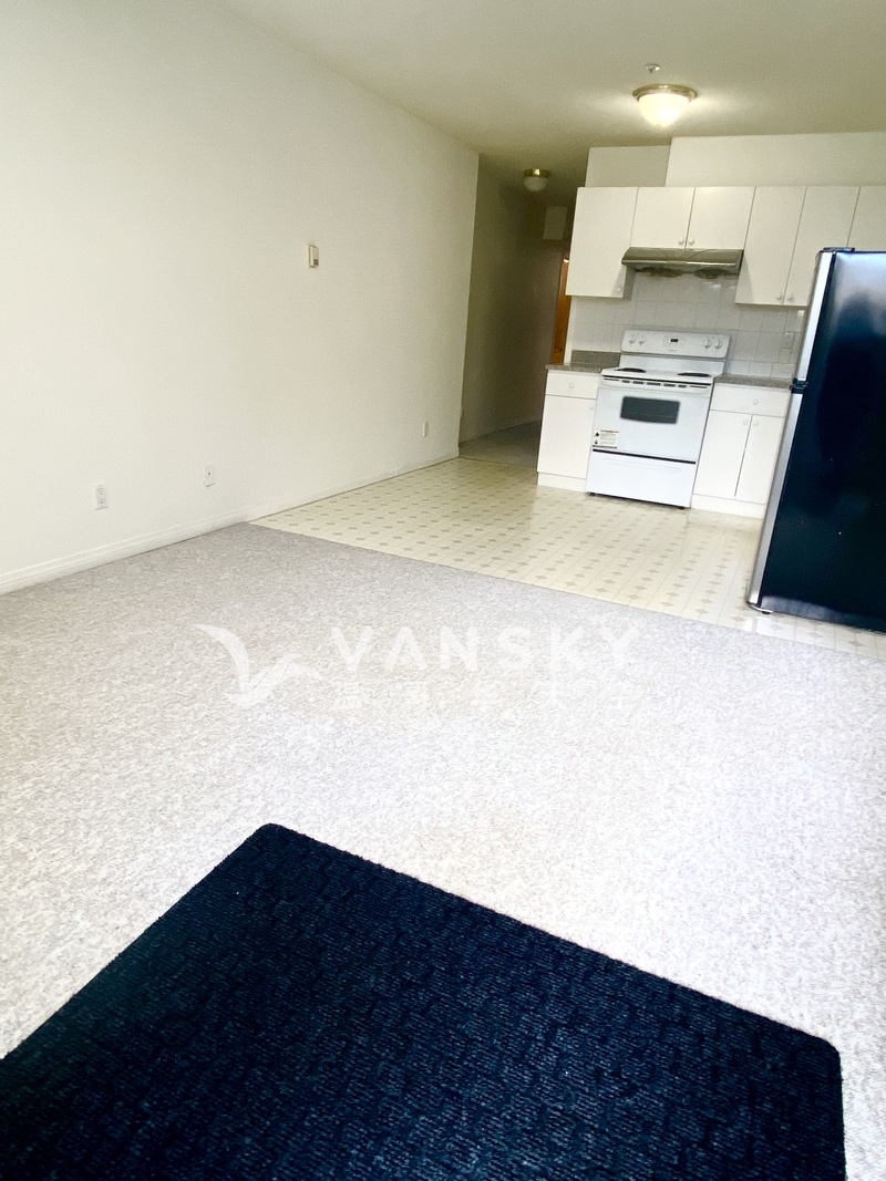 出租温哥华东区独立屋的2房1卫1厨房客厅