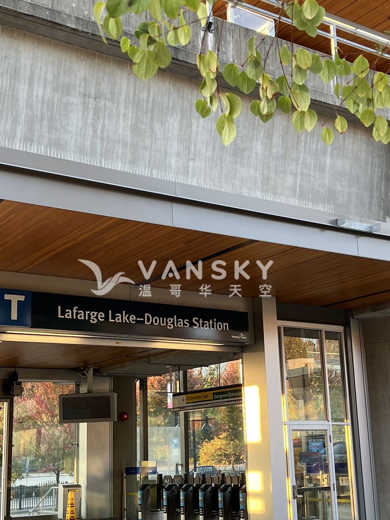 Lafarge Lake 天车站旁新装修独立屋一层整体出租