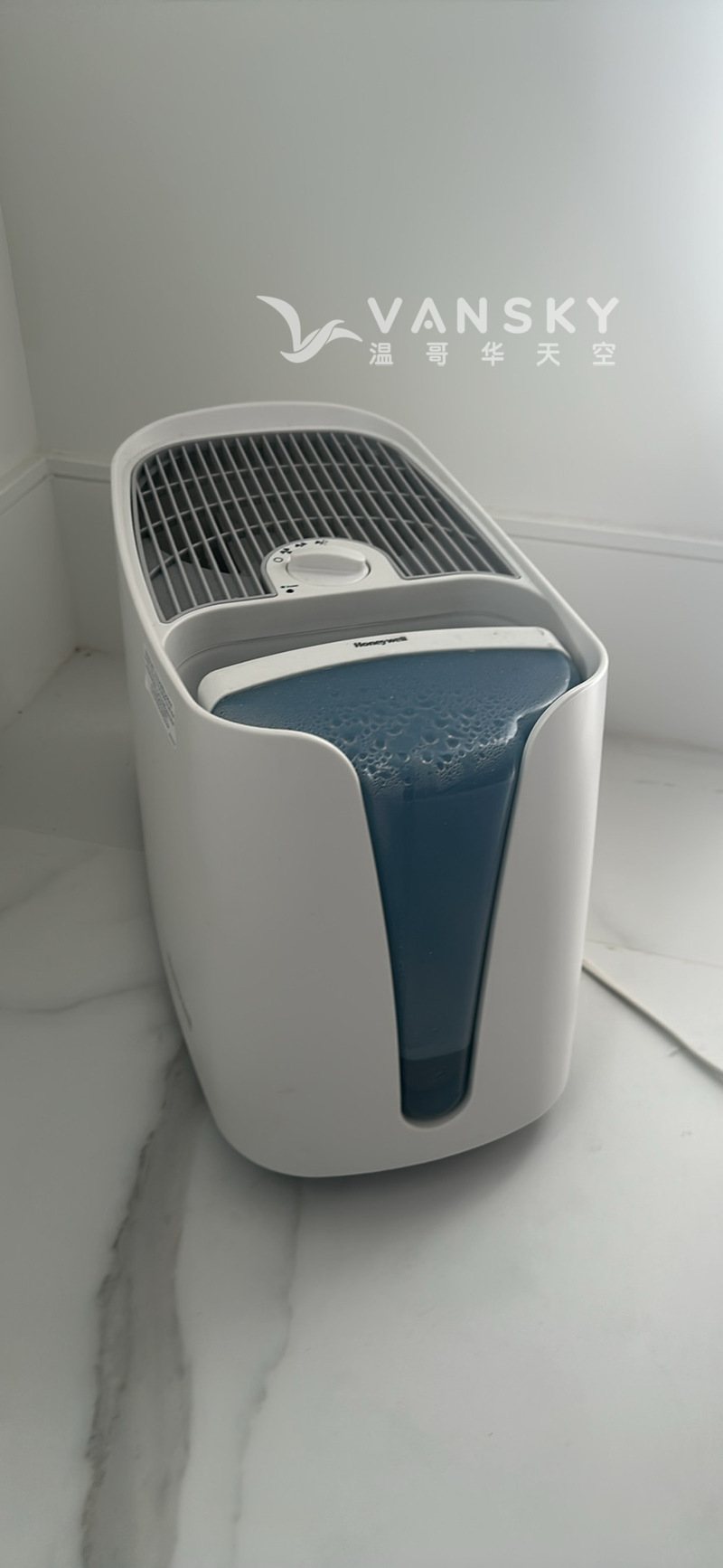 搬家卖台灯，晾衣架脏衣篮，雨伞，浴室架，扫雪刷，瑜伽垫，插排，空气加湿器，滑雪衣