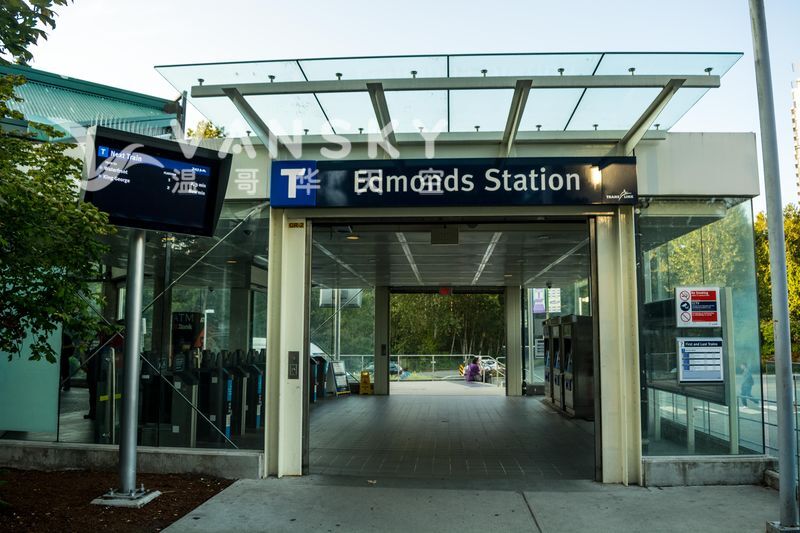 250410143000_800px-Translink_Edmonds_Station-a.jpg