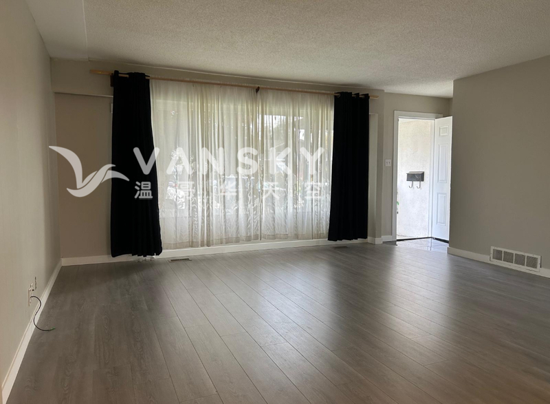 素里市中心整棟獨立屋新裝修新家電二房二廳一衛一廚