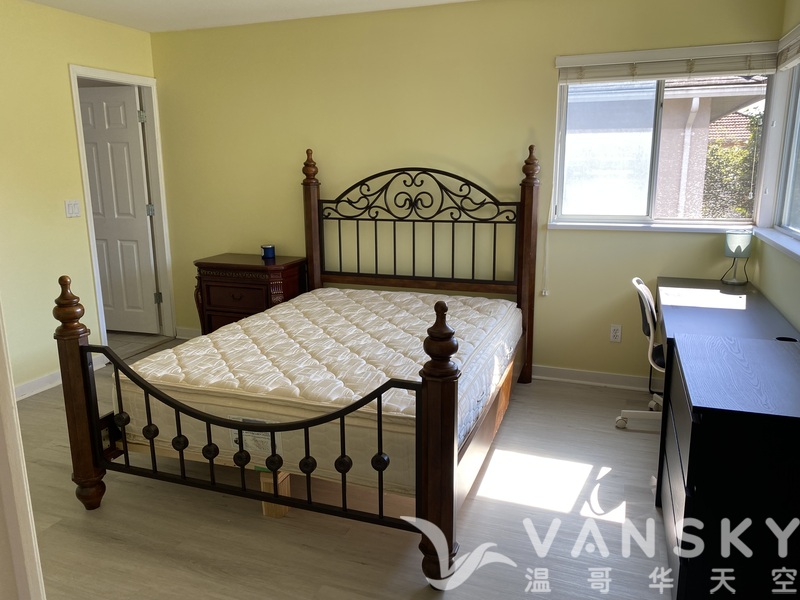 列治文四号路Cambie靠近沃尔玛超市独立House二楼主卧套房出租