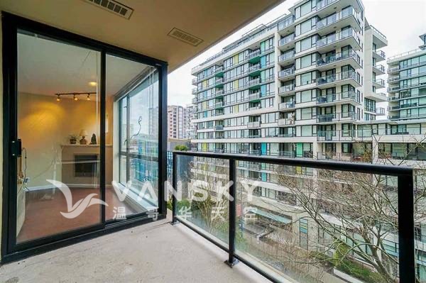 列治文中心二房公寓次卧出租