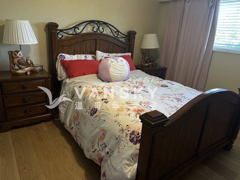 Queen Size 床加两个床柜350，Queen Size 床加床垫100，酒柜