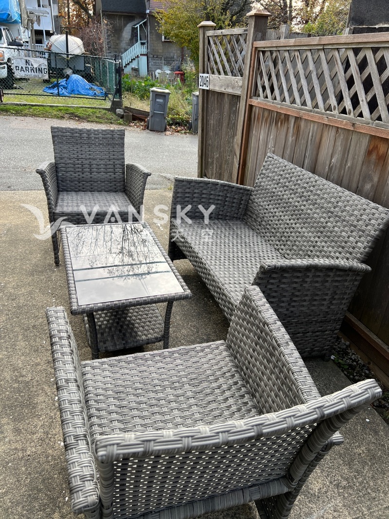 户外藤椅一套$ 200