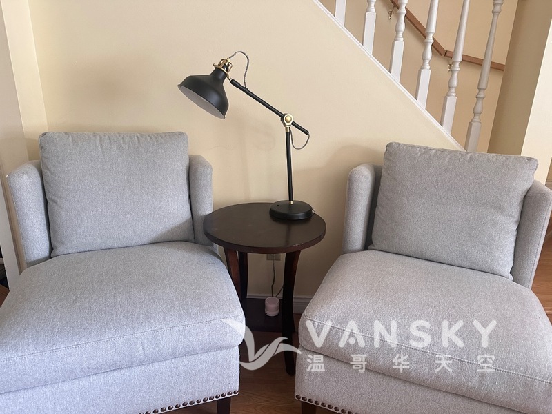 99新一套沙发+桌子+台灯