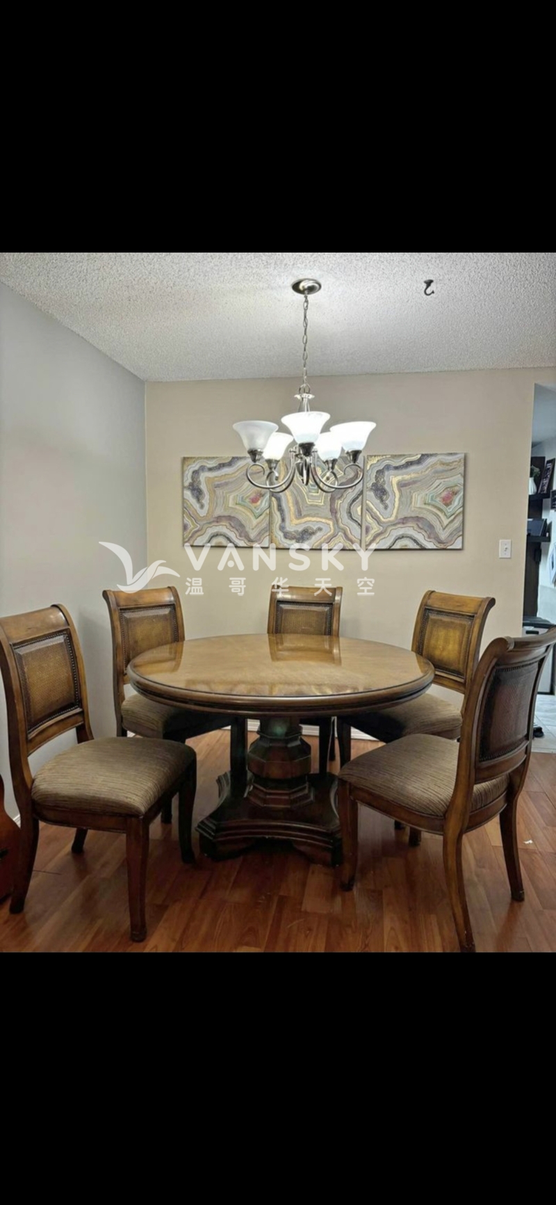 圆形餐桌加四把椅子