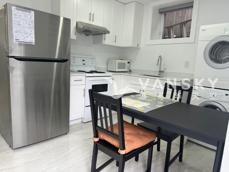 2房一卫一年新半地下出租