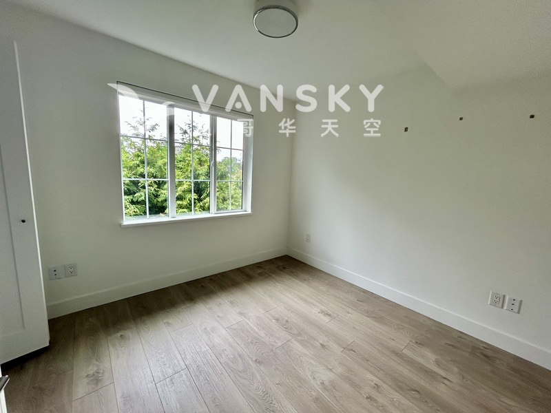 列治文近天车站次卧招女室友