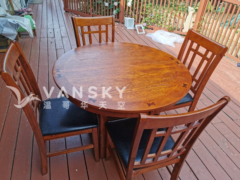 可伸展餐桌和4把椅子