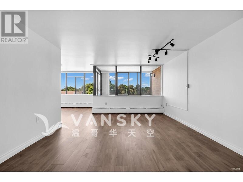 列治文中心公寓2B2B主卧出租