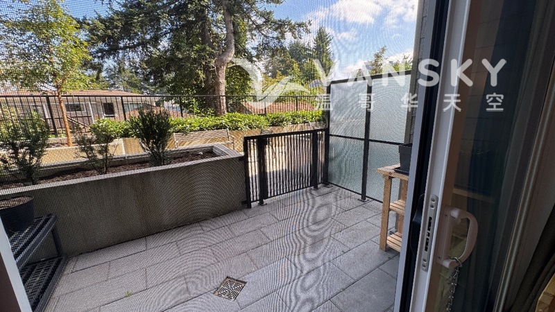 surrey central 两年新一楼私人院子studio