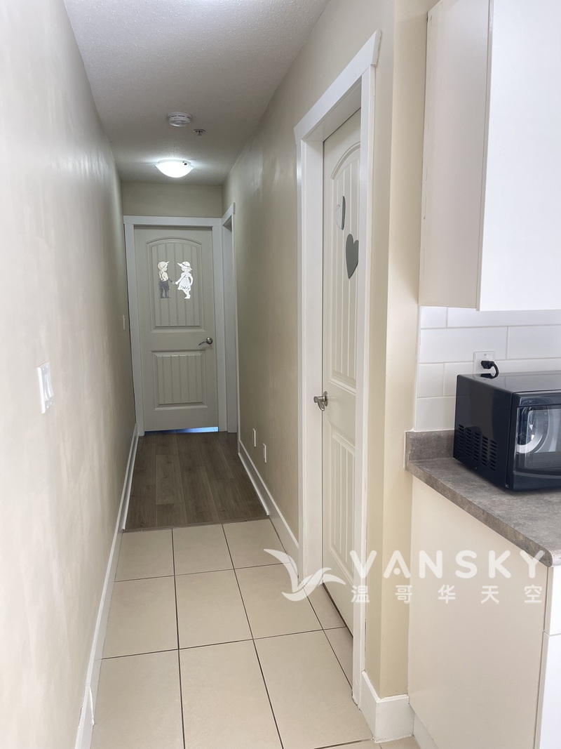 近Nanaimo 地铁平地独立出入两房一厅