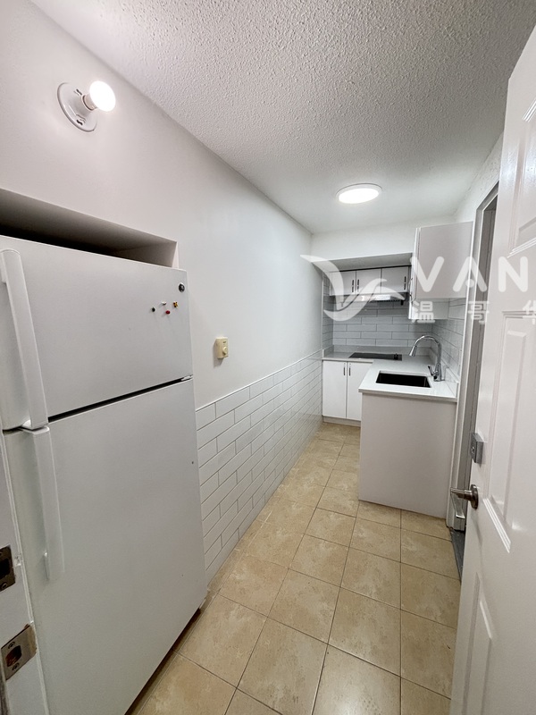 溫哥華東區Victoria & 64街平地一房一廁所一廚房