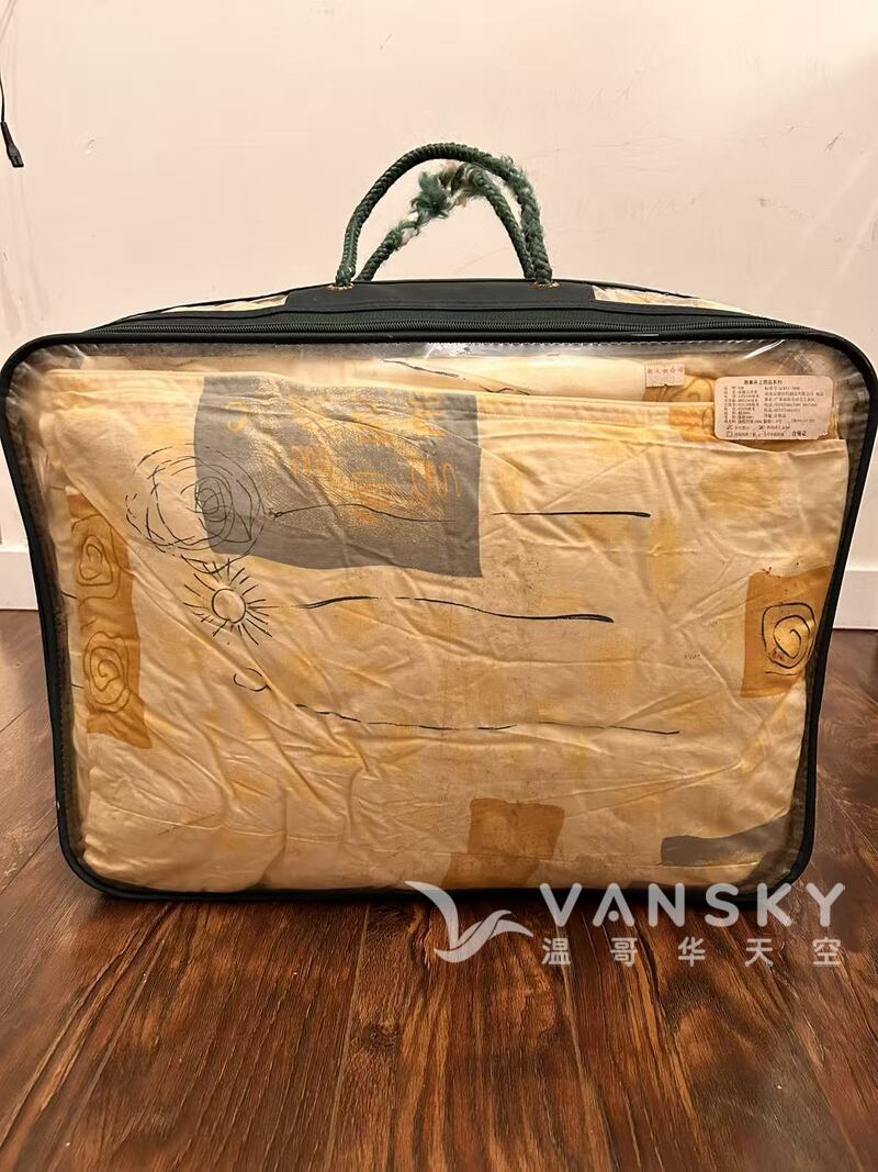 全新一对枕套，一张有裙边137床套，冷气被一张，共4件套