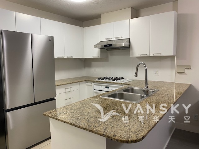 列治文中心天车站旁一房一厅一书房水泥公寓出租可拎包随时入住