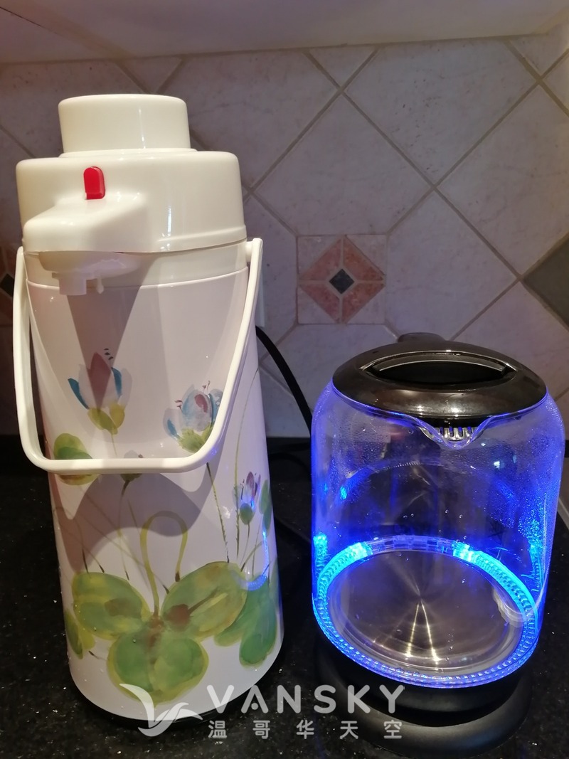 均九成新电暖气、电水壶、保温壶、落地灯