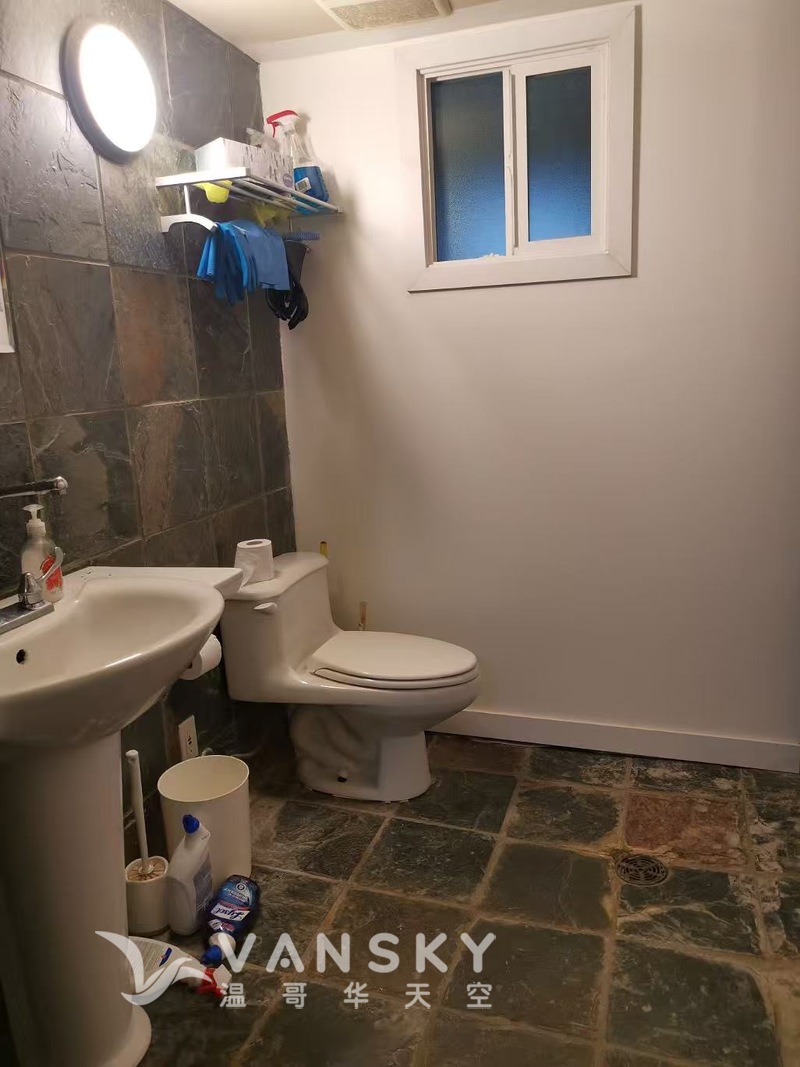 近UBC宽敞半地下单间出租 — 欢迎男生入住