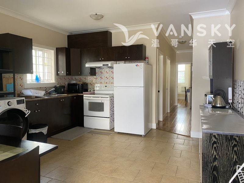 Cariboo Hill中學校區平地内街带家具二房一廳出租