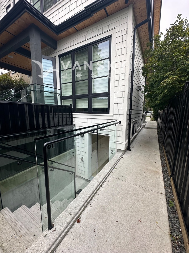 温哥华东（靠近PNE）全新装修的两卧室套房