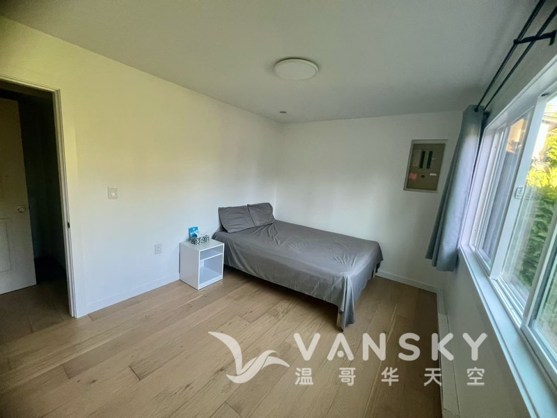 南素楼下正层新装修独立两房一厅首次出租