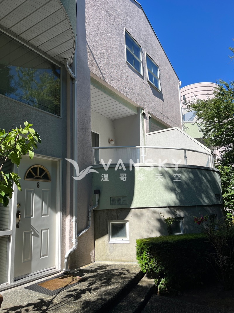 整栋连排别墅出租，位于市中心地段，附近有餐厅，车站和社区中心，近烈治文中学