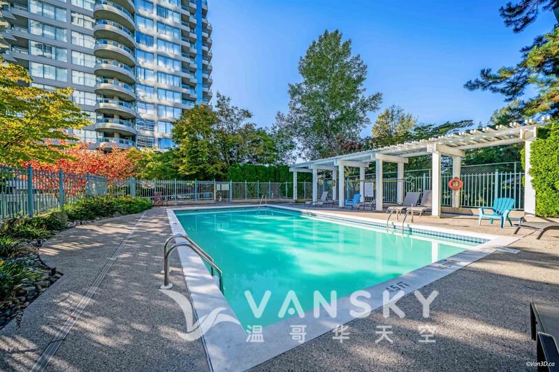 靠近Surrey市中心地铁旁边