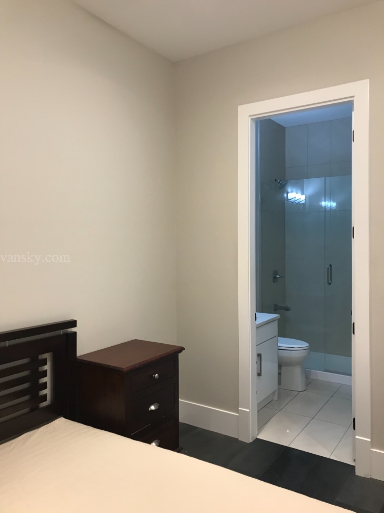 出租豪华别墅1室1厅近SFU/公车/天车 适合女生 费全部