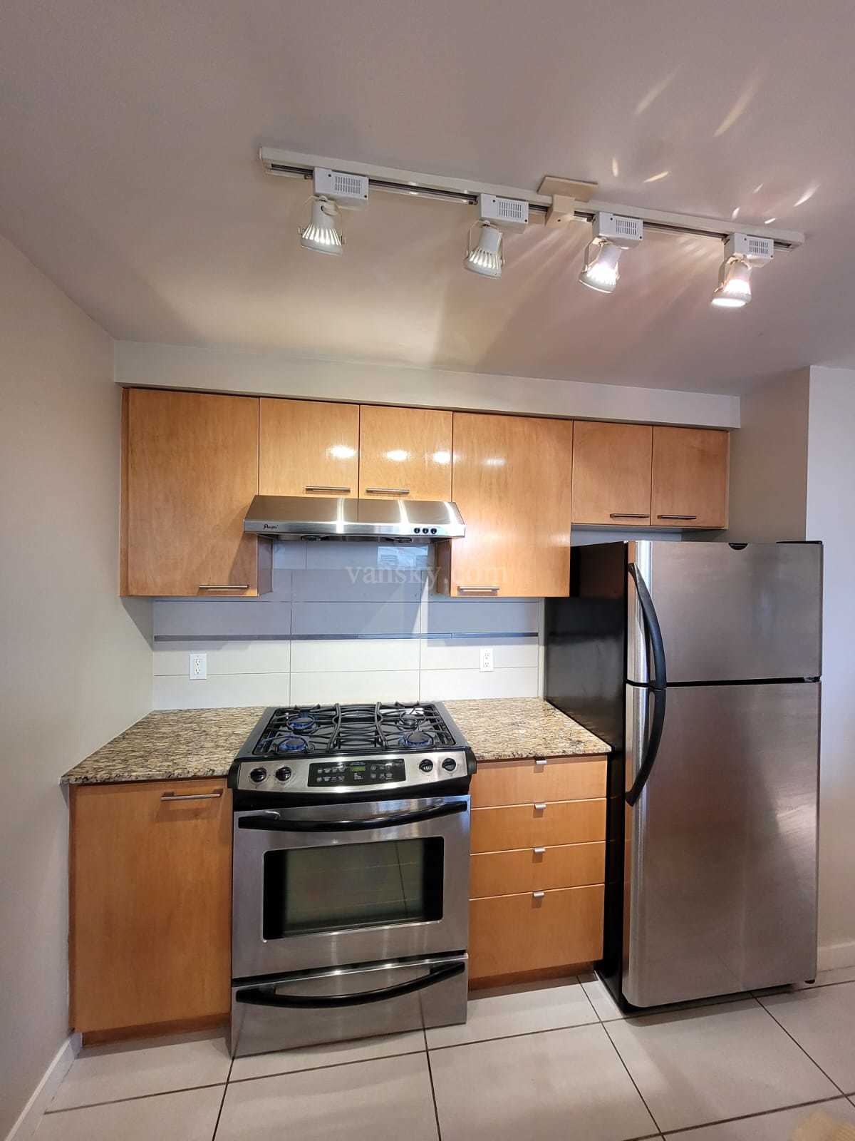 列治文市中心高層靚公寓出租 