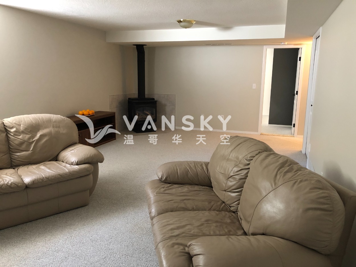 220813114515_livingroom2.jpg