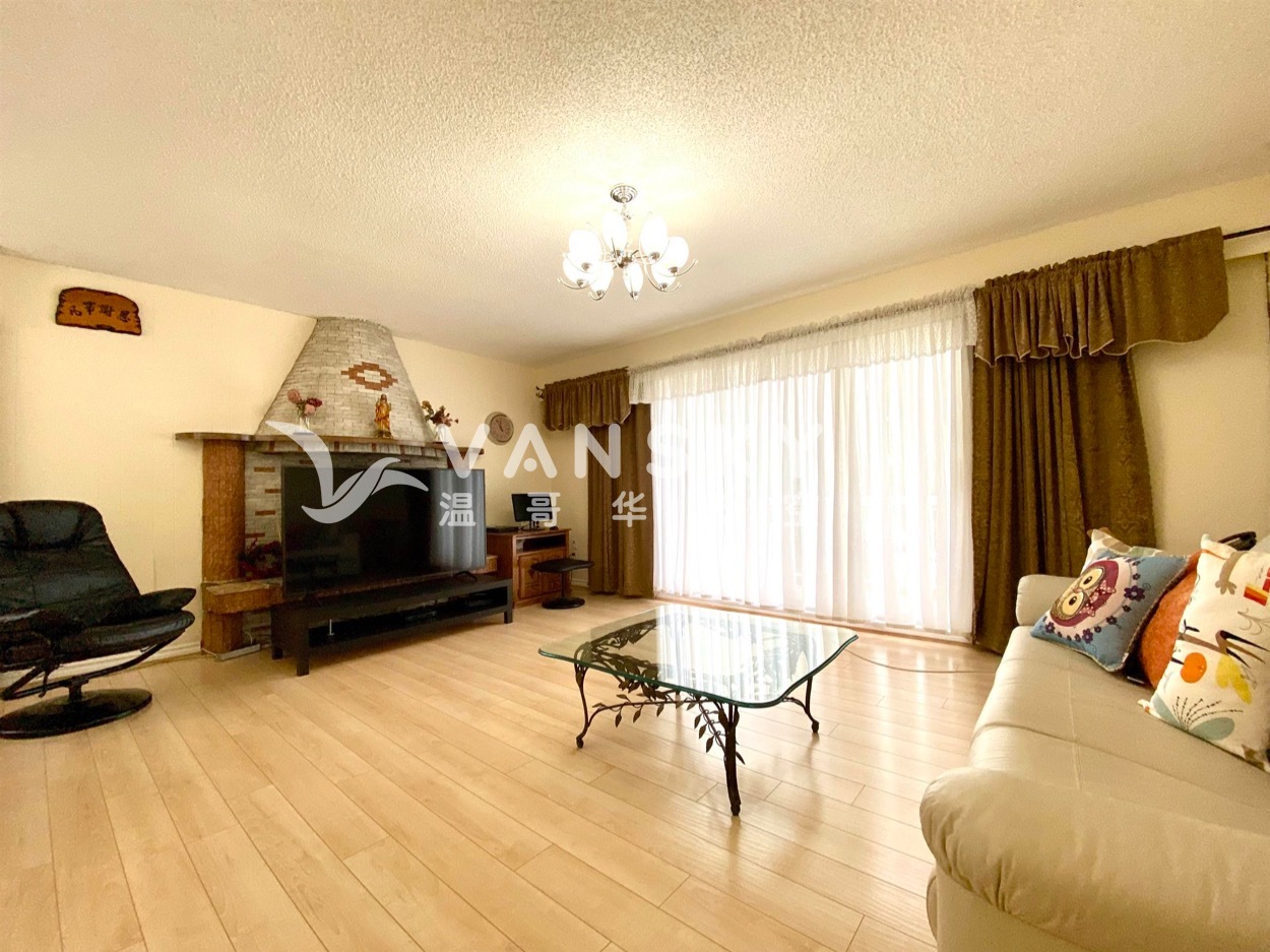 220816203218_upperlivingroom.jpeg