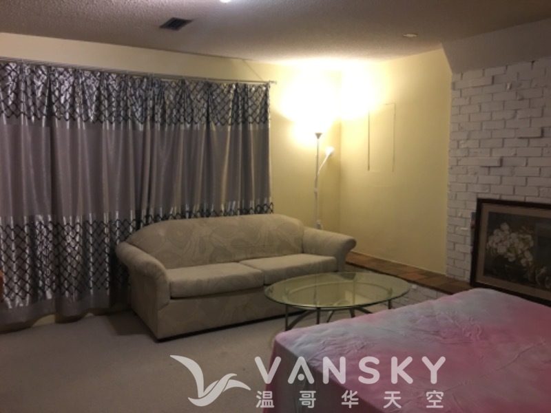 长短租均可：出租二房，体育场附近，独立出入，一厨一卫。包水电网络