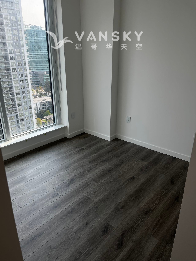 Surrey. 中心， 近天车，二室