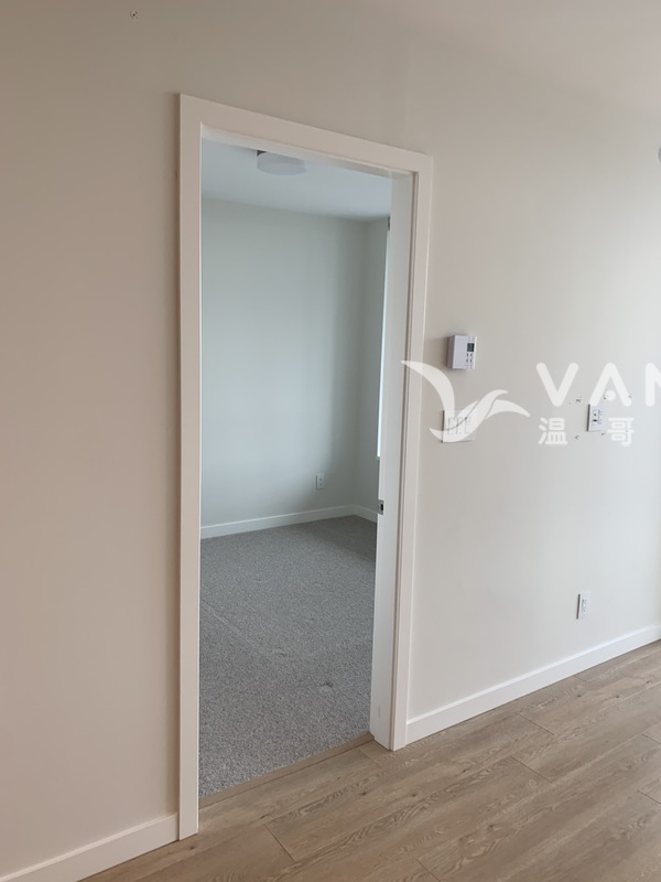 Lougheed Mall 附近高层公寓一房一室一书房