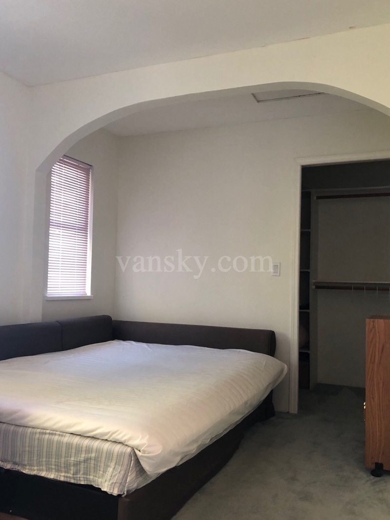 出租本拿比近Metrotown二楼带空调独立卫浴大单房并提供一份兼职工作