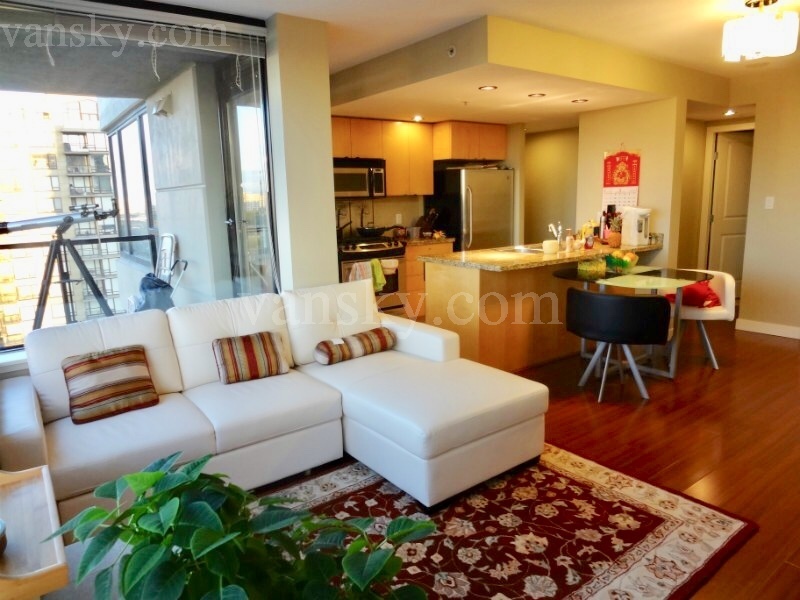 列治文两房两卫高层公寓,全套家具,带泳池健身房台球室