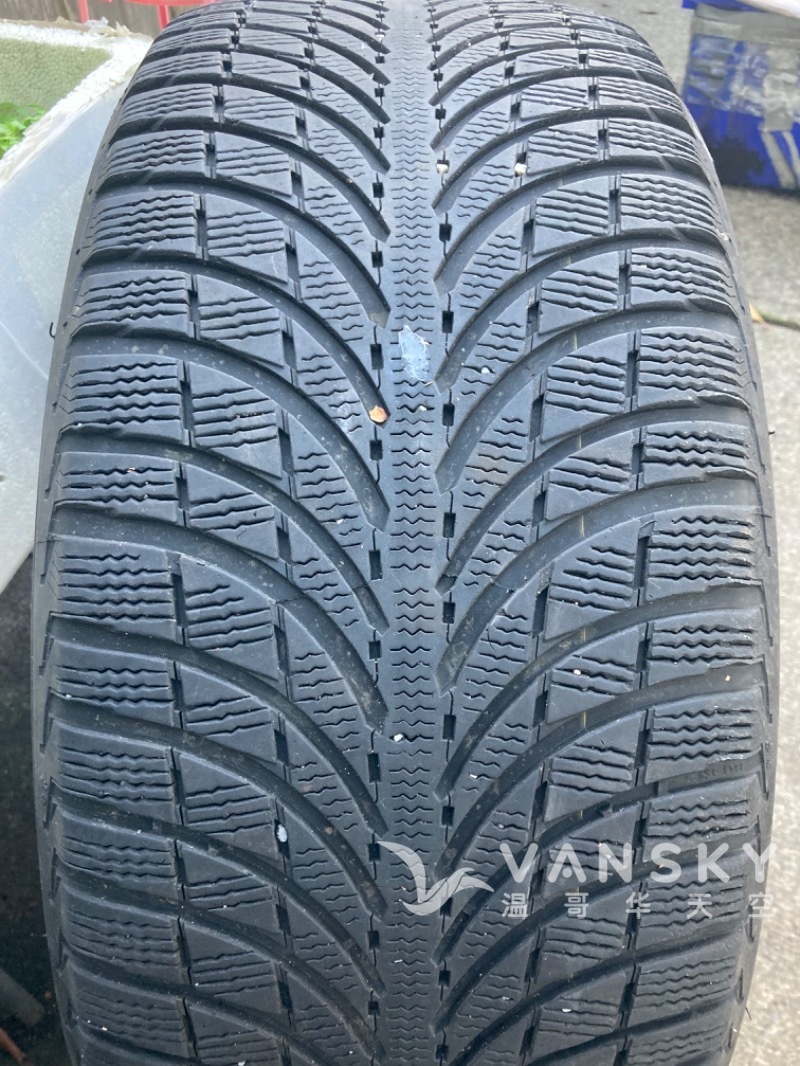 18寸轮毂4条，卖40元，送雪胎。