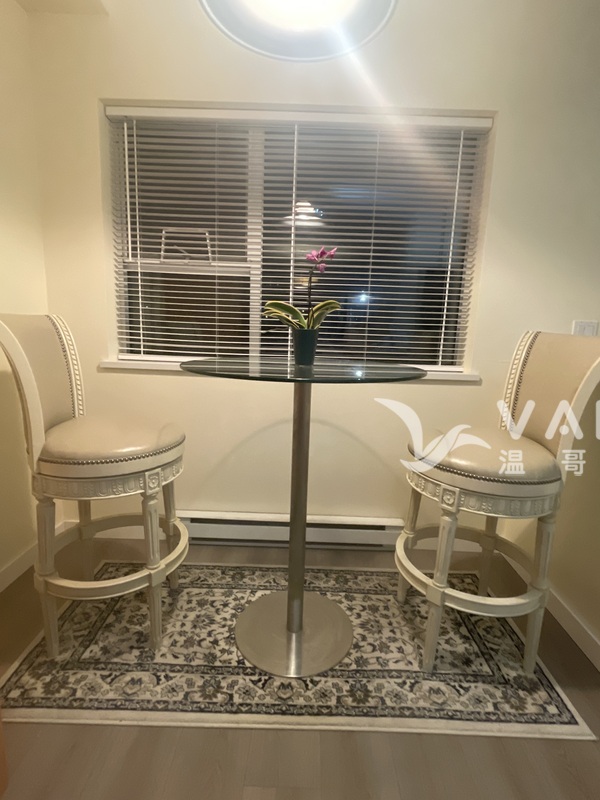 兩張雕花高背吧檯椅+鋼製底座透明玻璃圓桌