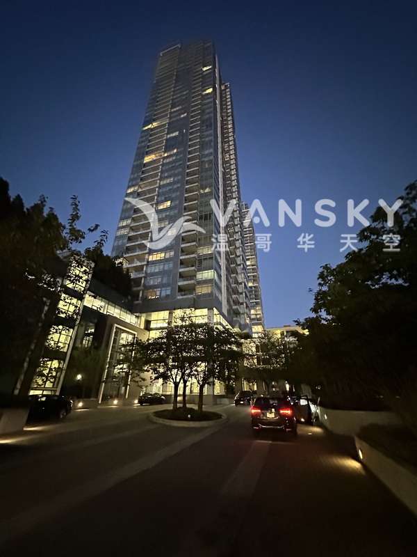 Metrotown 捷運二分鐘 1000 SQFT