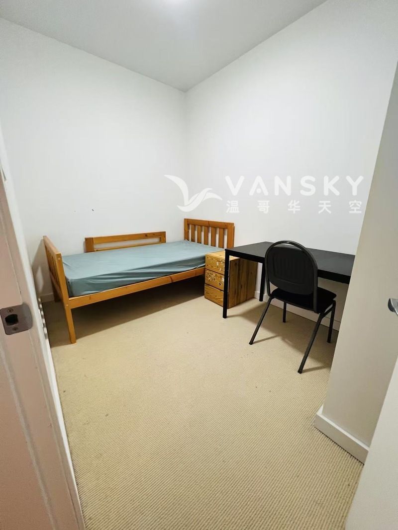 列治文中心地段两房两卫近地铁站、Tim Hortons