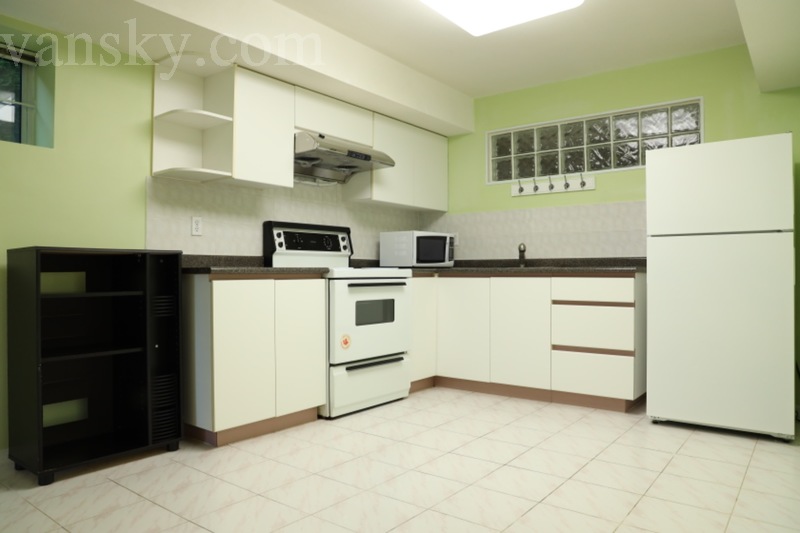 近天车park旁Basement 1500sf